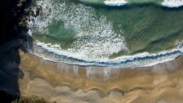 Ocean waves with the Daylight starting look